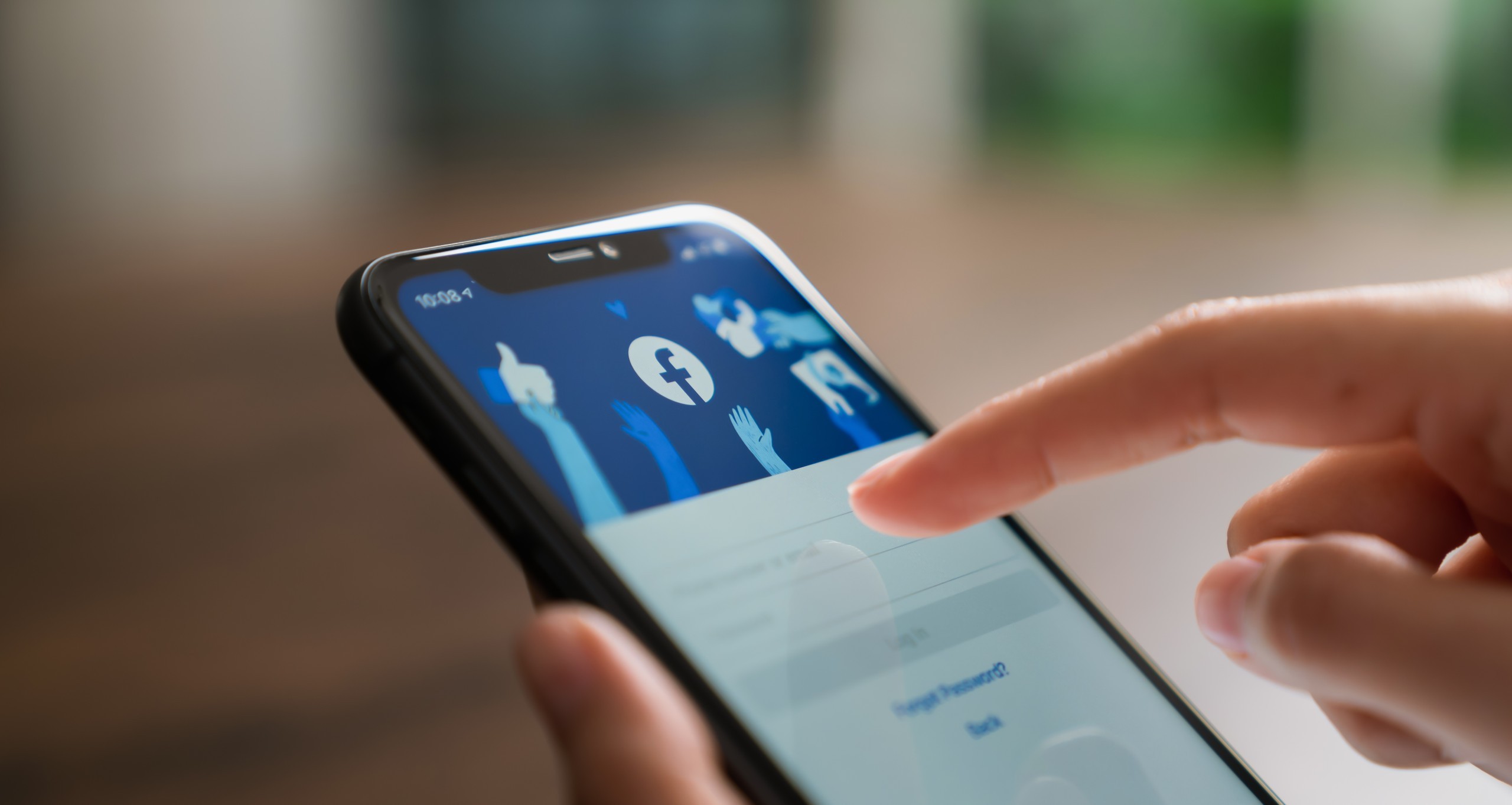hand-druckt-den-facebook-bildschirm-auf-dem-smartphone.jpg