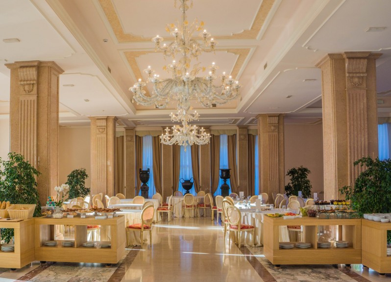 Image: Dining room in an elegant restaurant