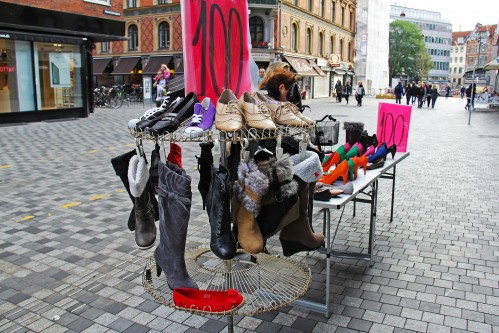 Bild: Discount-Stiefel und -Schuhe zusammengewürfelt in einem Gestell